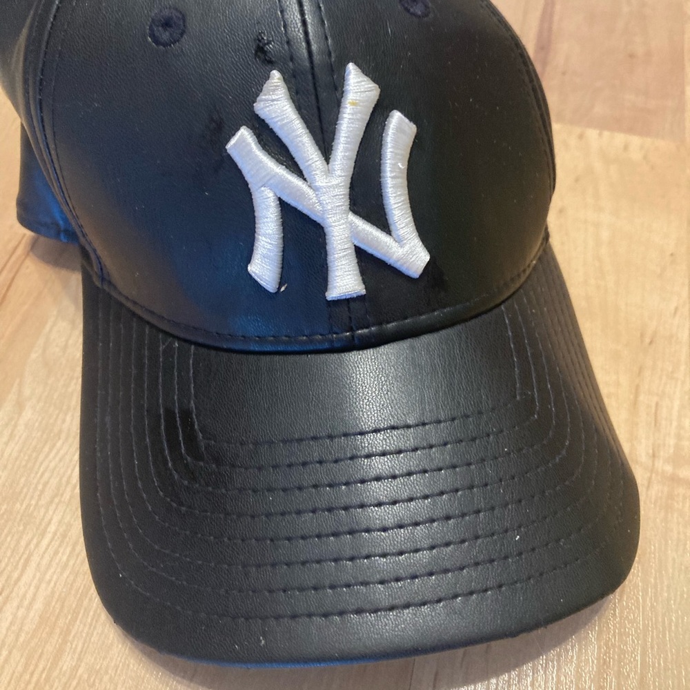 Matte pleather NY Yankees women’s baseball hat.